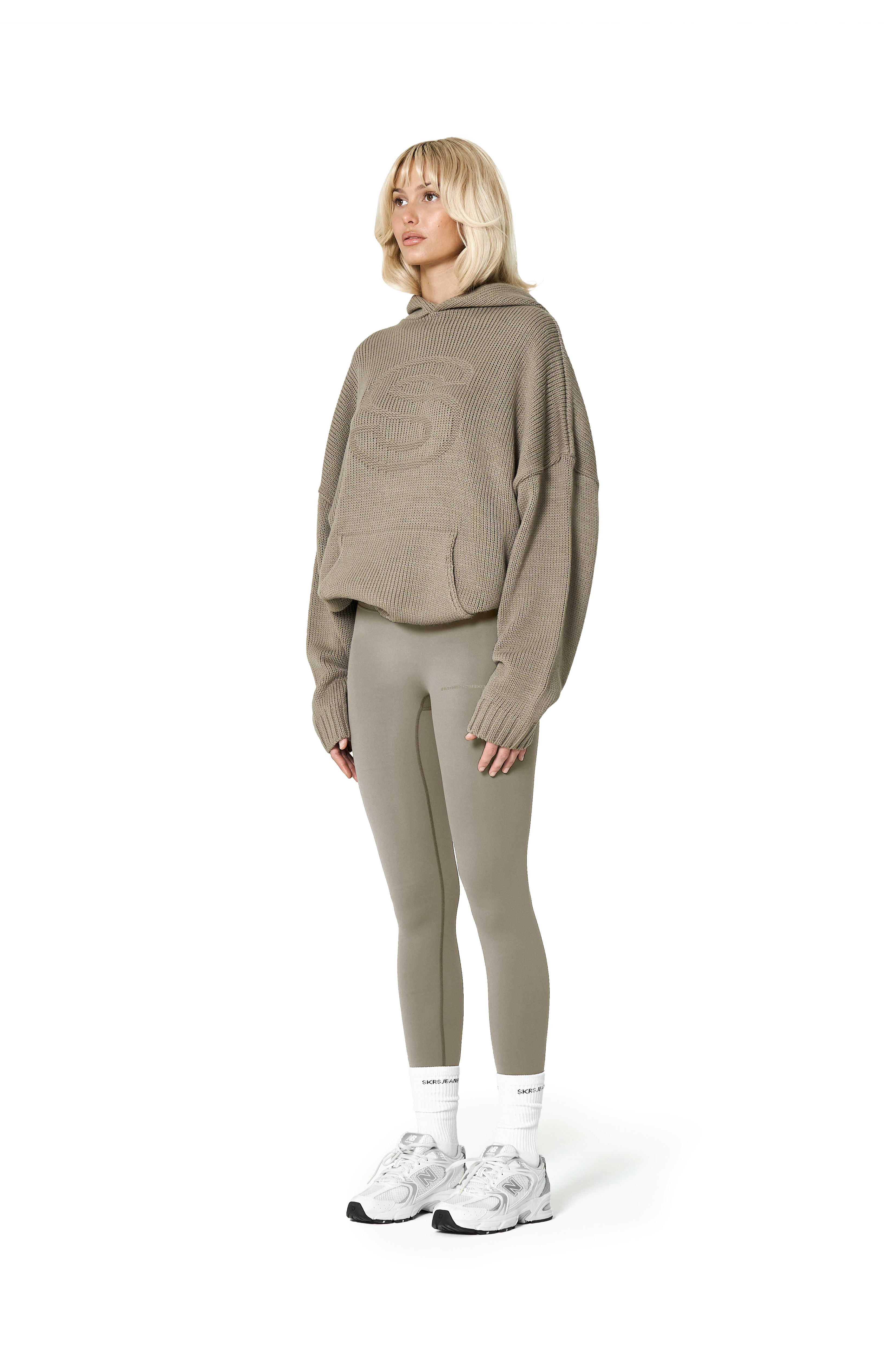 Model Julie is 5'9.5" and wears size S.